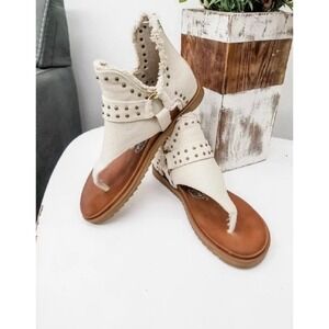 Very G Journey Gladiator Sandals Women's 8 Cream  Studded Boho New Zipper back